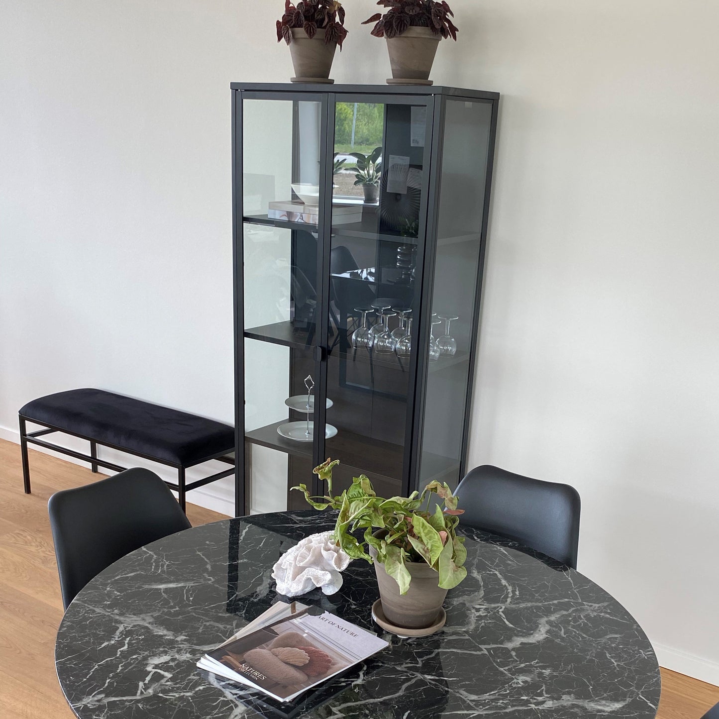 Herman - Vitrine en métal noir/verre 80 x 40 x 180 cm